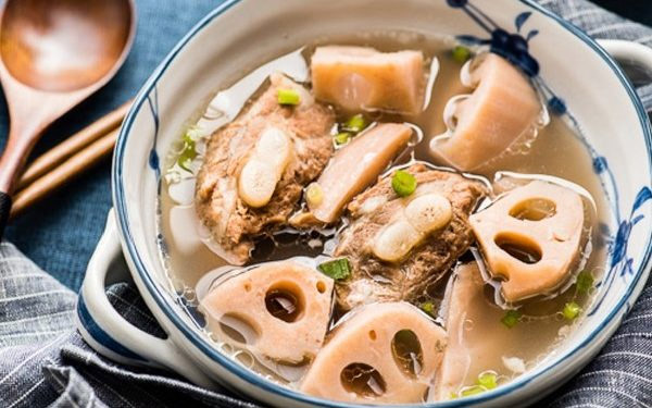 Chân giò hầm củ sen là món ăn bổ dưỡng cho mẹ bầu 3 tháng đầu