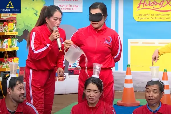 1. Bịt mắt rót nước – trò chơi team building trong lớp học được yêu thích