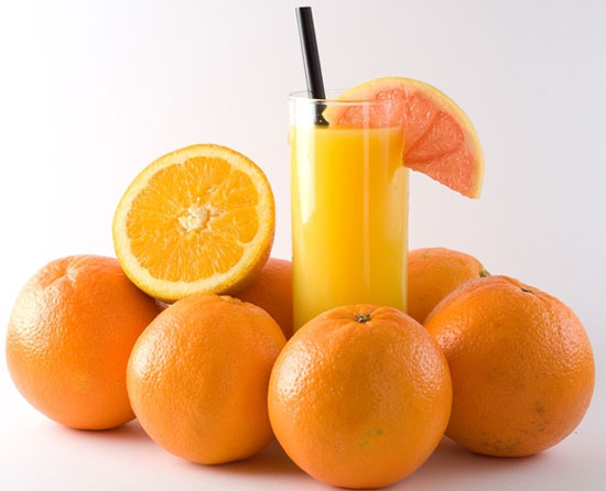 Nước cam ép bổ sung vitamin C cho bé trong bộ ăn dặm cho bé 6 tháng
