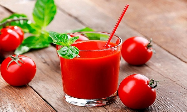 Nước ép cà chua và cam tươi