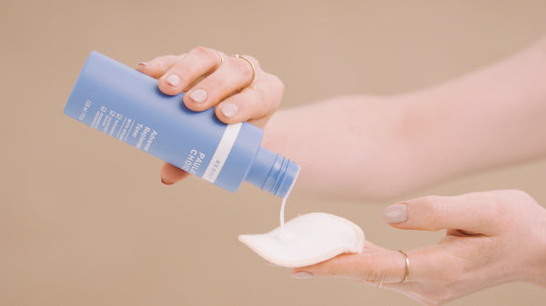 sử dụng bông tẩy trang để thấm toner, cách sử dụng toner hiệu quả