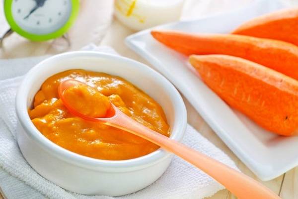 Cà rốt nghiền, thực phẩm giàu dinh dưỡng trong bộ ăn dặm cho bé 6 tháng