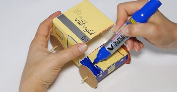 Trang trí ô tô làm từ thùng carton tái chế