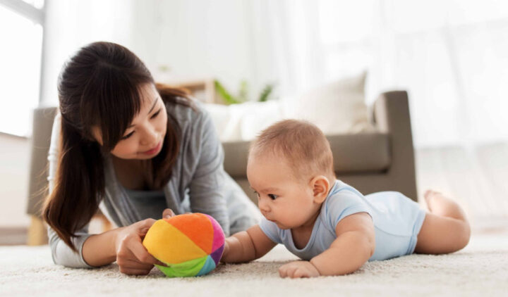 Trẻ 4 tháng tuổi đã có thể vận động chân tay linh hoạt