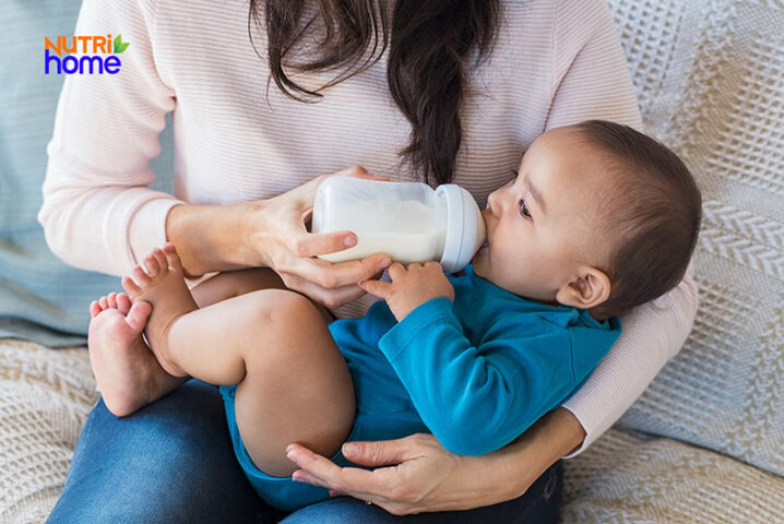 Sữa vẫn là nguồn dinh dưỡng quan trọng trong thực đơn ăn dặm cho bé 8 tháng tăng cân
