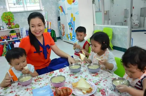 Dạy trẻ tự lập trong ăn uống, vệ sinh cá nhân… là phương pháp hữu hiệu để phòng ngừa các hành vi ăn vạ Ảnh: TẤN THẠNH