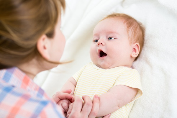 Trẻ Mấy Tháng Biết Hóng Chuyện: Dấu Hiệu & Cách Giúp Bé Phát Triển Ngôn Ngữ Sớm