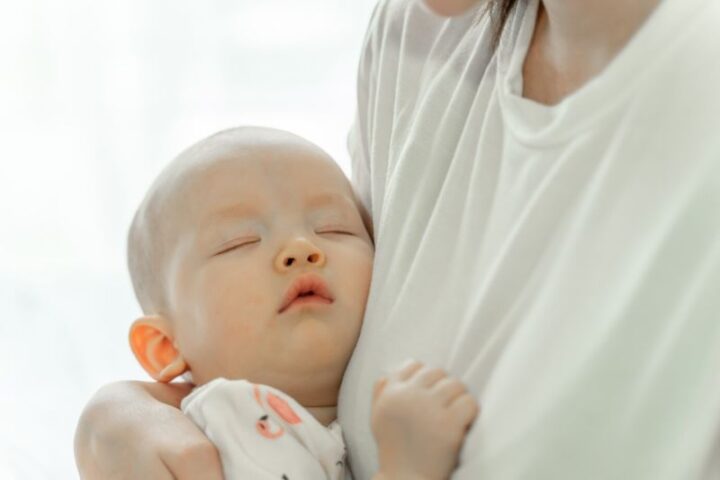Trẻ bú no thường sẽ tự nhả ti và ngủ ngon giấc