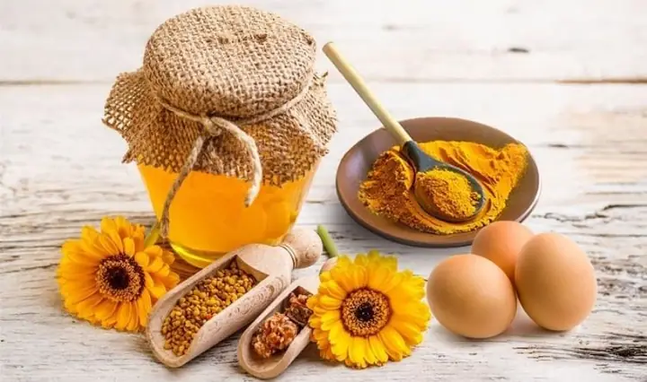1.3. Trị tàn nhang bằng mật ong và trứng gà
