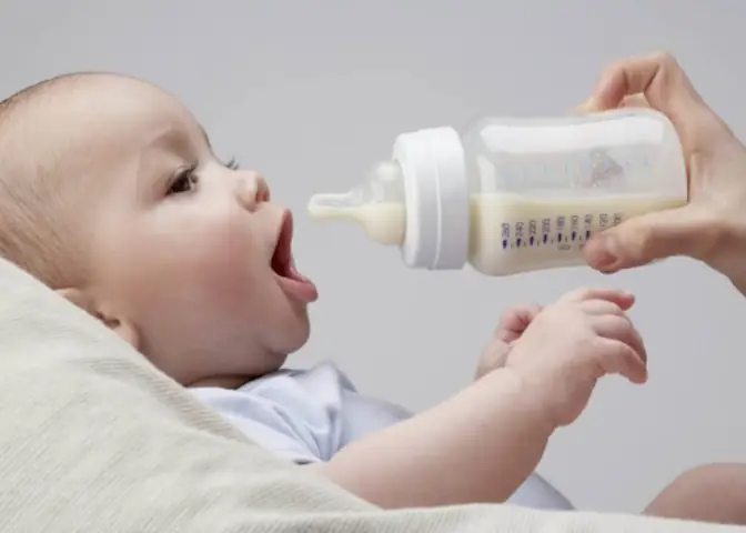 Nhiệt độ sữa cho trẻ khi bú