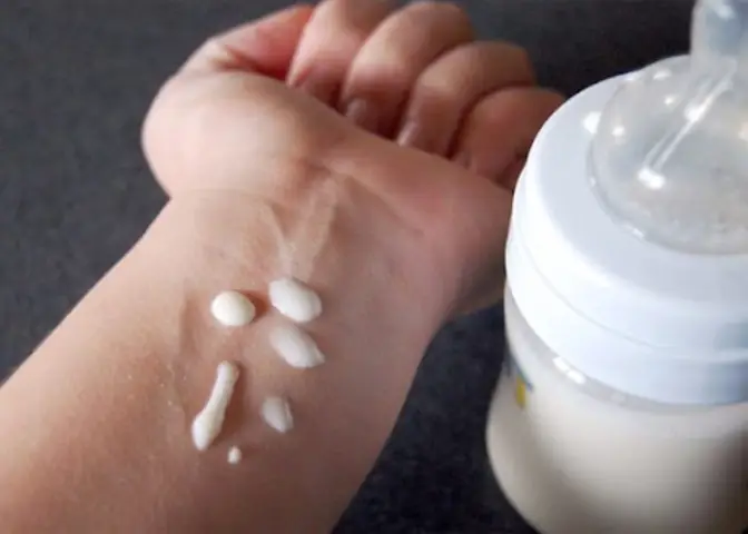 Nhiệt độ sữa phù hợp cho trẻ sơ sinh uống
