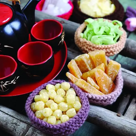 5. Mứt Tết, bánh kẹo