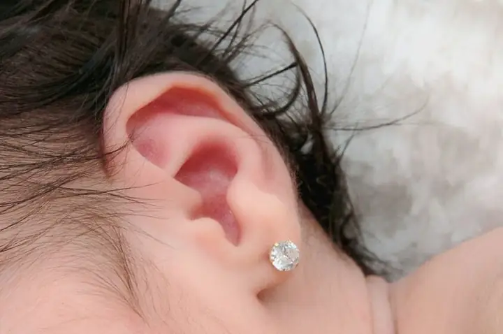 5Cách chọn hoa tai phù hợp cho bé