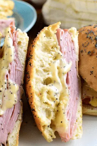 Bánh mì sandwich kẹp thịt nguội ăn kèm salad