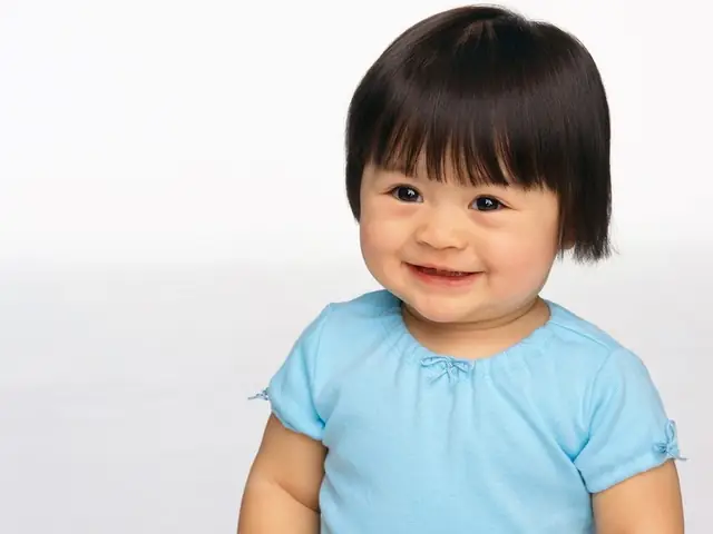 Để có thể dạy bé 2 tuổi thông minh thì trước hết ba mẹ cần nắm được những đặc điểm phát triển của bé trong giai đoạn này để biết trẻ 2 tuổi biết làm gì. Cụ thể như sau: