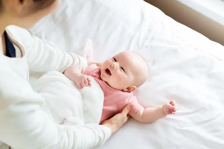 2. Trẻ sơ sinh hay rặn è è có ảnh hưởng sức khỏe của bé không?