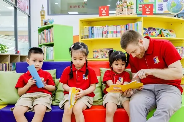 bé bắt đầu đi học mầm non