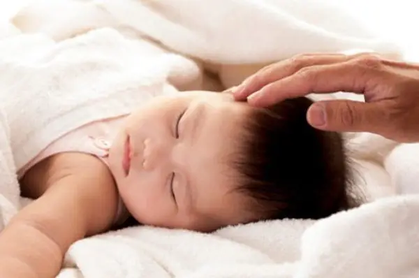 Làm đúng 3 bước này khi cai sữa đêm cho con, bé sẽ ngủ ngoan như thiên thần - 1