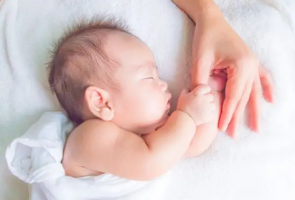 1. Các yếu tố bên ngoài môi trường tác động khiến trẻ sơ sinh hay rặn è è, vặn mình, gồng mình đỏ mặt