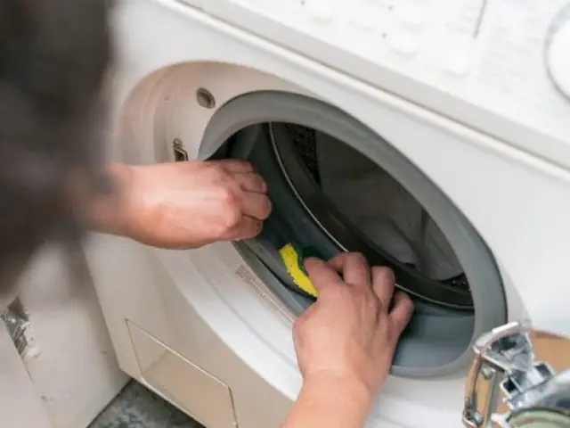 3.2. Vệ sinh máy giặt lồng ngang định kỳ