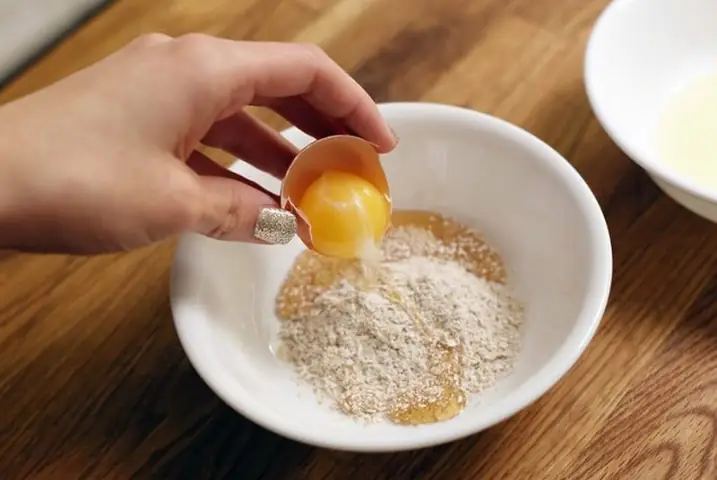 3Bột yến mạch và lòng trắng trứng gà