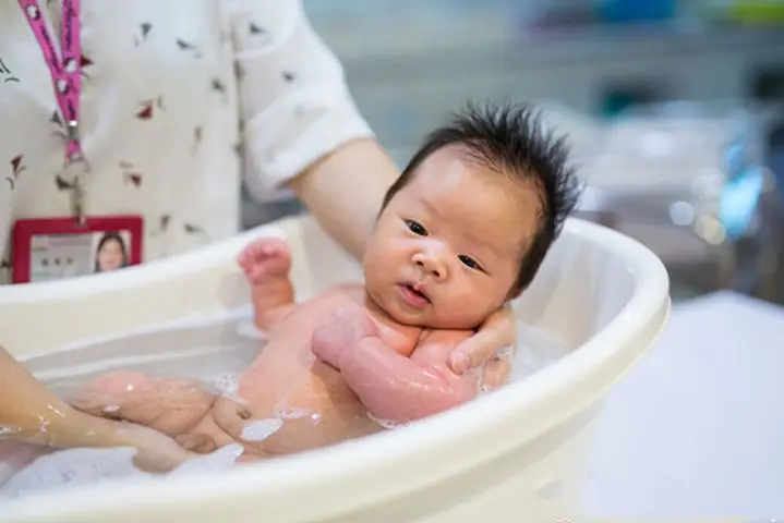 4. Đồ dùng cho bé tắm rửa, vệ sinh