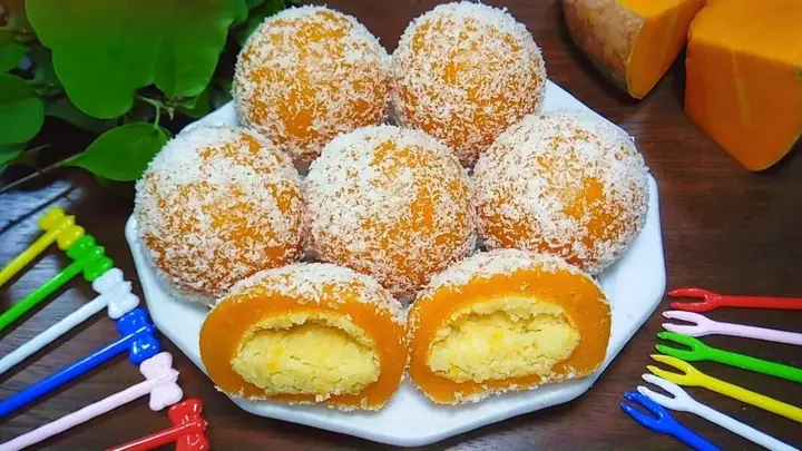 1. Bánh bí đỏ lăn dừa hấp