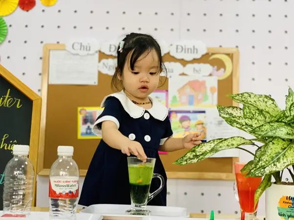 Thí nghiệm stem cho trẻ mầm non: Đèn dung nham