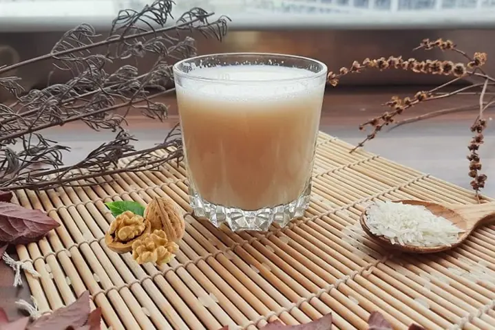 3.3 Cách làm sữa gạo rang với hạt óc chó