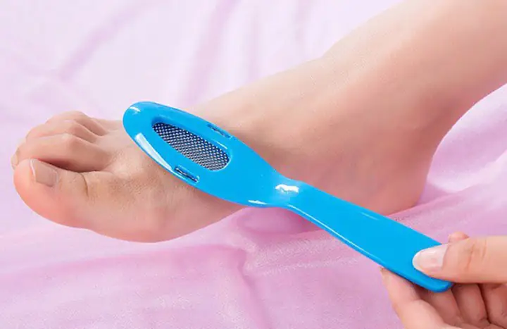 3Cách chà gót chân bằng tay