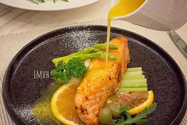 Cá hồi áp chảo sốt cam