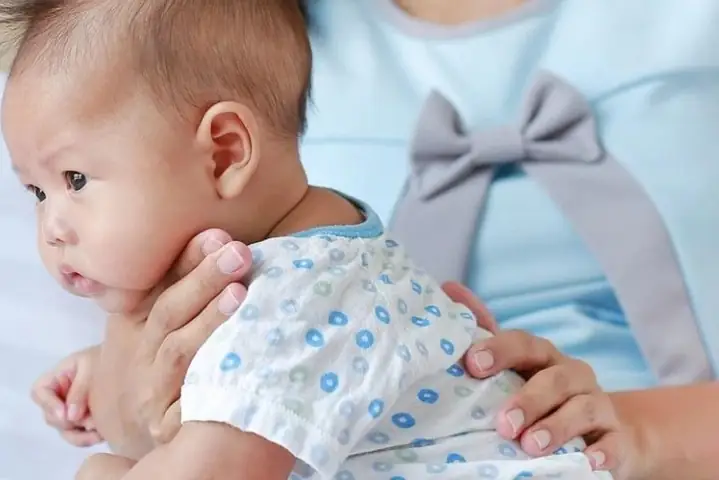 Cách 2: Giữ trẻ ngồi trên đùi