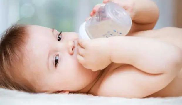 Tập cho bé làm quen với sữa công thức