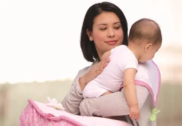 Vuốt lưng cho bé khi bé bị trớ