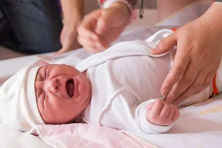 Cần pha kết hợp giữa sữa cũ và mới khi mới đổi sữa