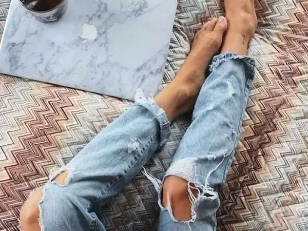 Bật mí cách mặc quần jean không bao giờ phai màu bạn nên biết