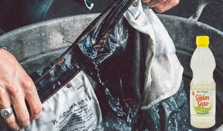 1.2. Ngâm quần jeans vào vào nước phèn chua hoặc giấm