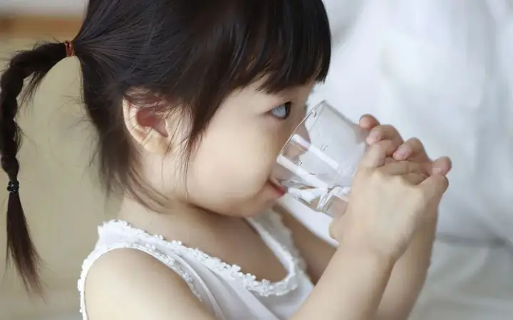 Cho trẻ uống nhiều nước