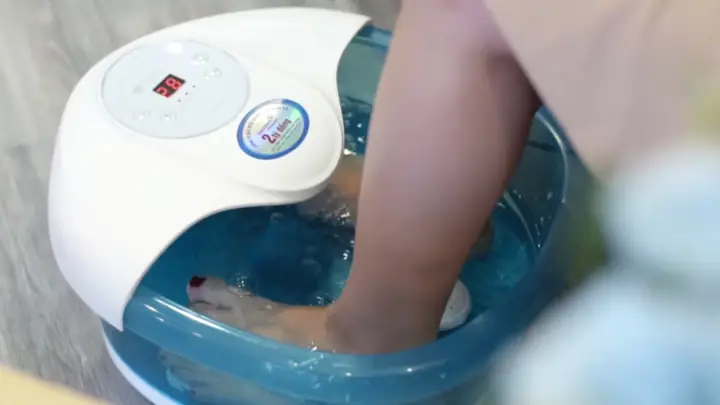 Sử dụng các dụng cụ và thiết bị hỗ trợ chăm sóc vùng da gót chân