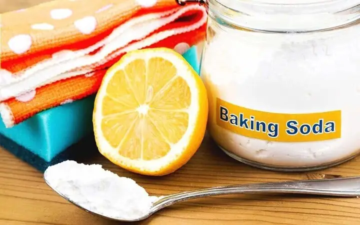 1Cách tẩy mốc quần áo màu bằng bột baking soda và chanh tươi