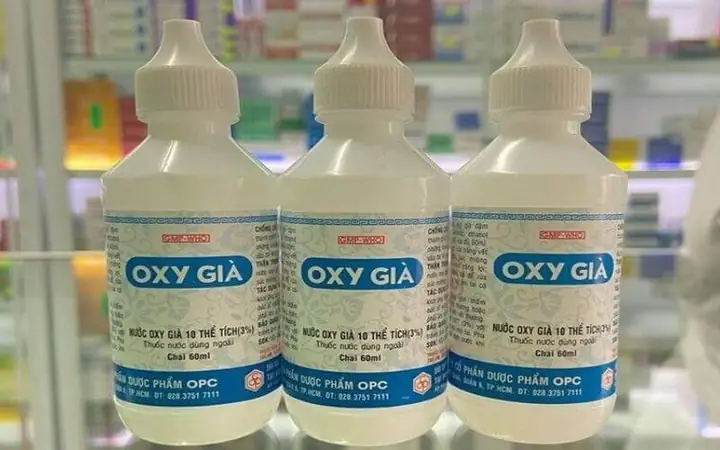 4Cách tẩy quần áo màu bị mốc đen bằng oxy già