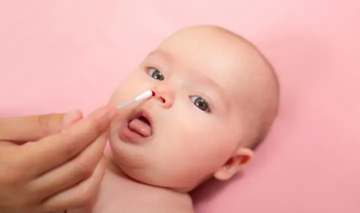 1Có nên lấy gỉ mũi cho trẻ sơ sinh thường xuyên không?