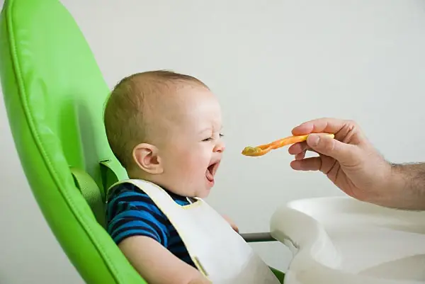 Có nên cho bé ăn bột mặn ngay khi mới ăn dặm?