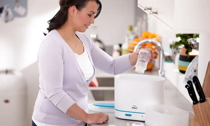Bước 1: Chuẩn bị và tiệt trùng các dụng cụ pha sữa