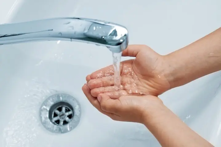Bước 2: Vệ sinh và khử khuẩn tay trước khi pha sữa