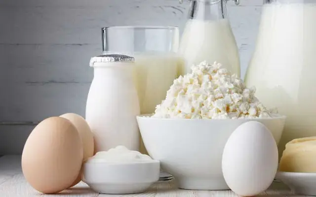 Cách 2: Cách uống sữa với trứng gà và soda