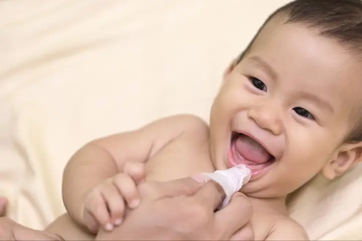 Khi nào trẻ sơ sinh cần rơ lưỡi?