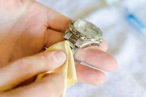 2. Cách xử lý đồng hồ đeo tay bị nước vào:
