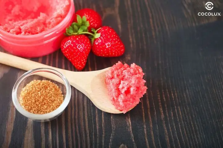 #12. Tẩy da chết body bằng Dâu Tây