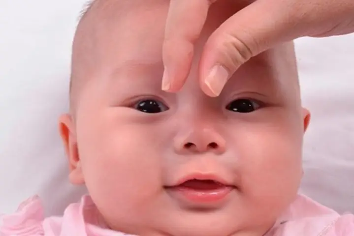 Massage mũi của bé